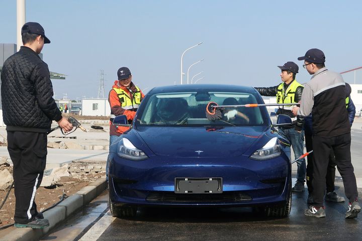 Εδώ το Tesla Model 3 κινεζικής κατασκευής. Το συγκεκριμένο ηλεκτρικό αυτοκίνητο παρουσιάστηκε ενόψει της έκθεσης αυτοκινήτου στο Γκουάνγκζου της Κίνας. REUTERS/Yilei Sun