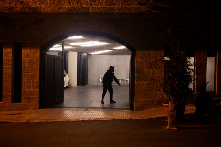 Ενας άνδρας του προσωπικού ασφαλείας στέκεται στην είσοδο του γκαράζ της οικίας του πρώην προέδρου της Nissan Κάρλος Γκοσν, τη Δευτέρα 30 Δεκεμβρίου, στη Βηρυτό στον Λίβανο. Αδιευκρίνιστο παραμένει με ποιό τρόπο εγκατέλειψε την Ιαπωνία ο Γκοσν ενώ η δίκη του πρόκειται να γίνει τον Απρίλιο του 2020. (AP Photo/Maya Alleruzzo)