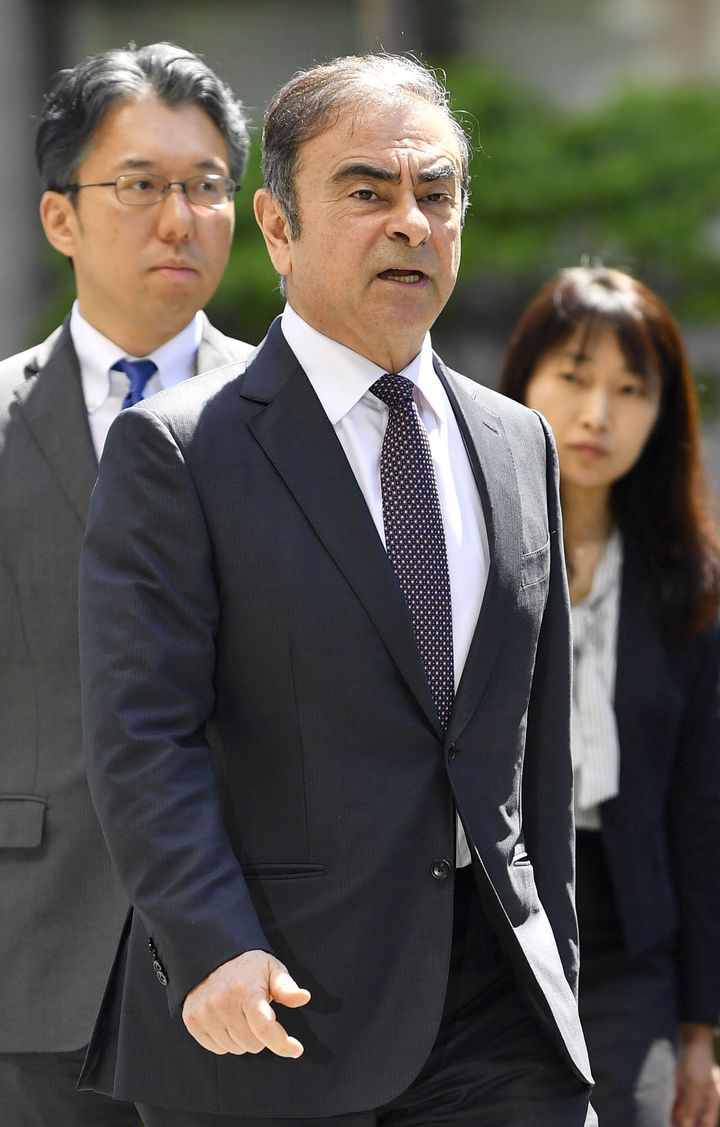 O Kάρλος Γκοσν προσερχόμενος στο δικαστήριο στο Τόκιο, τον Απρίλιο του 2019.