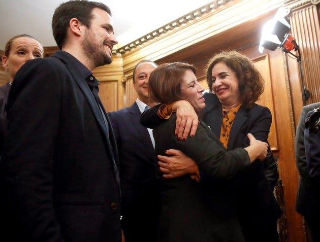 La ministra de Hacienda María José Montero (d) abraza a la portavoz socialista en el Congreso, Adriana...