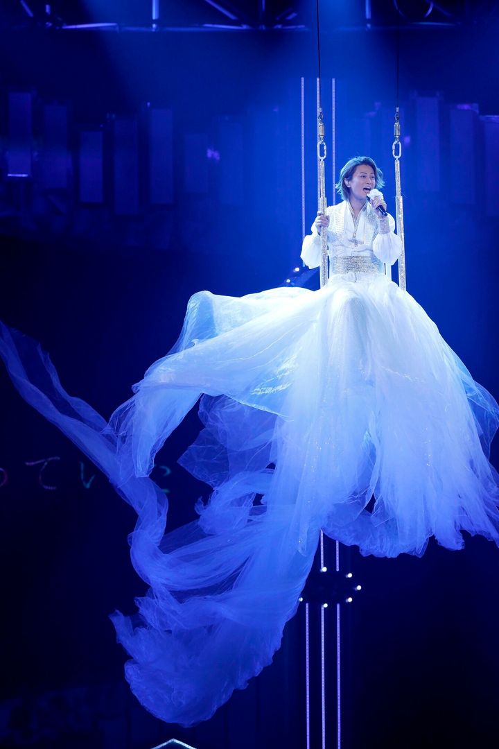 7月11、12日に大阪城ホールで開催したデビュー20周年記念コンサートの様子。アンコールでは天使の衣装姿を披露した。