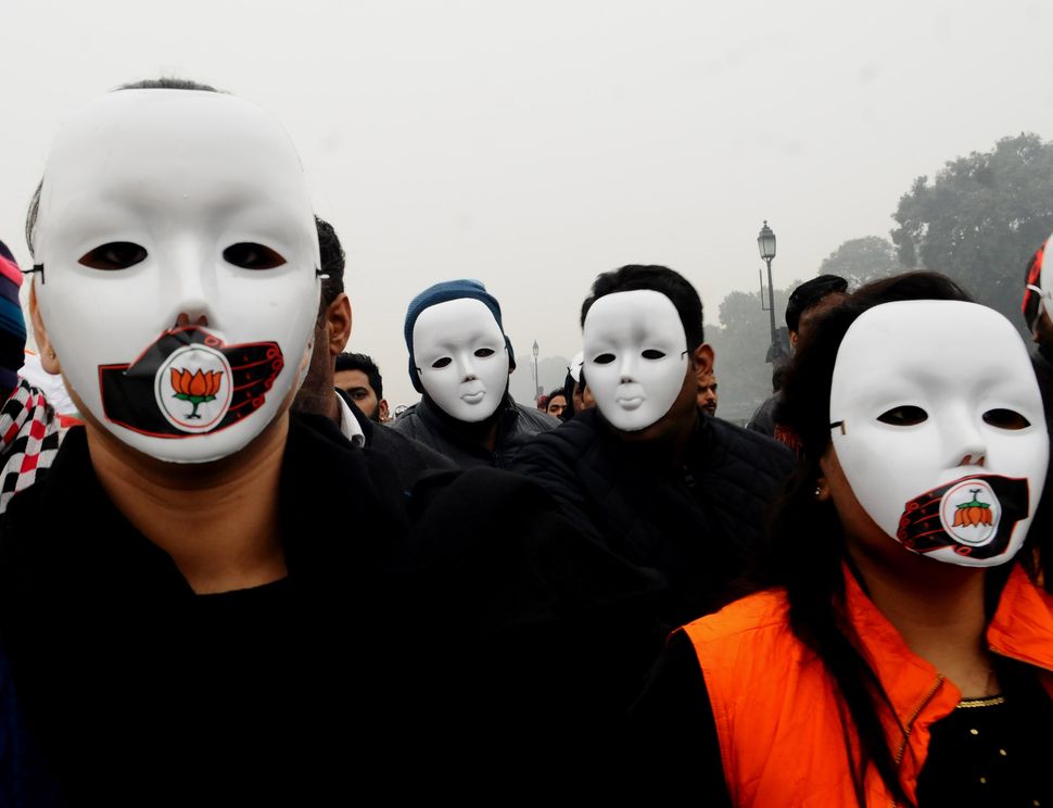 NEW DELHI, INDIA - DECEMBER 30 : Protesters march towards the India Gate during a protest against the police brutality during the clashes, following days of violent protests across India against a new citizenship law, in Delhi, India on December 30, 2019. (Photo by Imtiyaz Khan /Anadolu Agency via Getty Images)