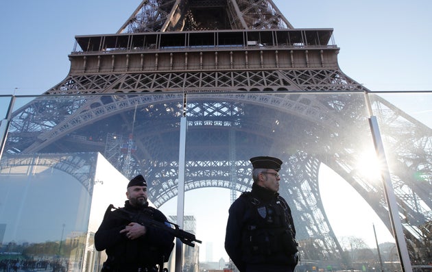 Pour Le Reveillon Du Nouvel An Voici Le Dispositif Policier A Paris Le Huffpost