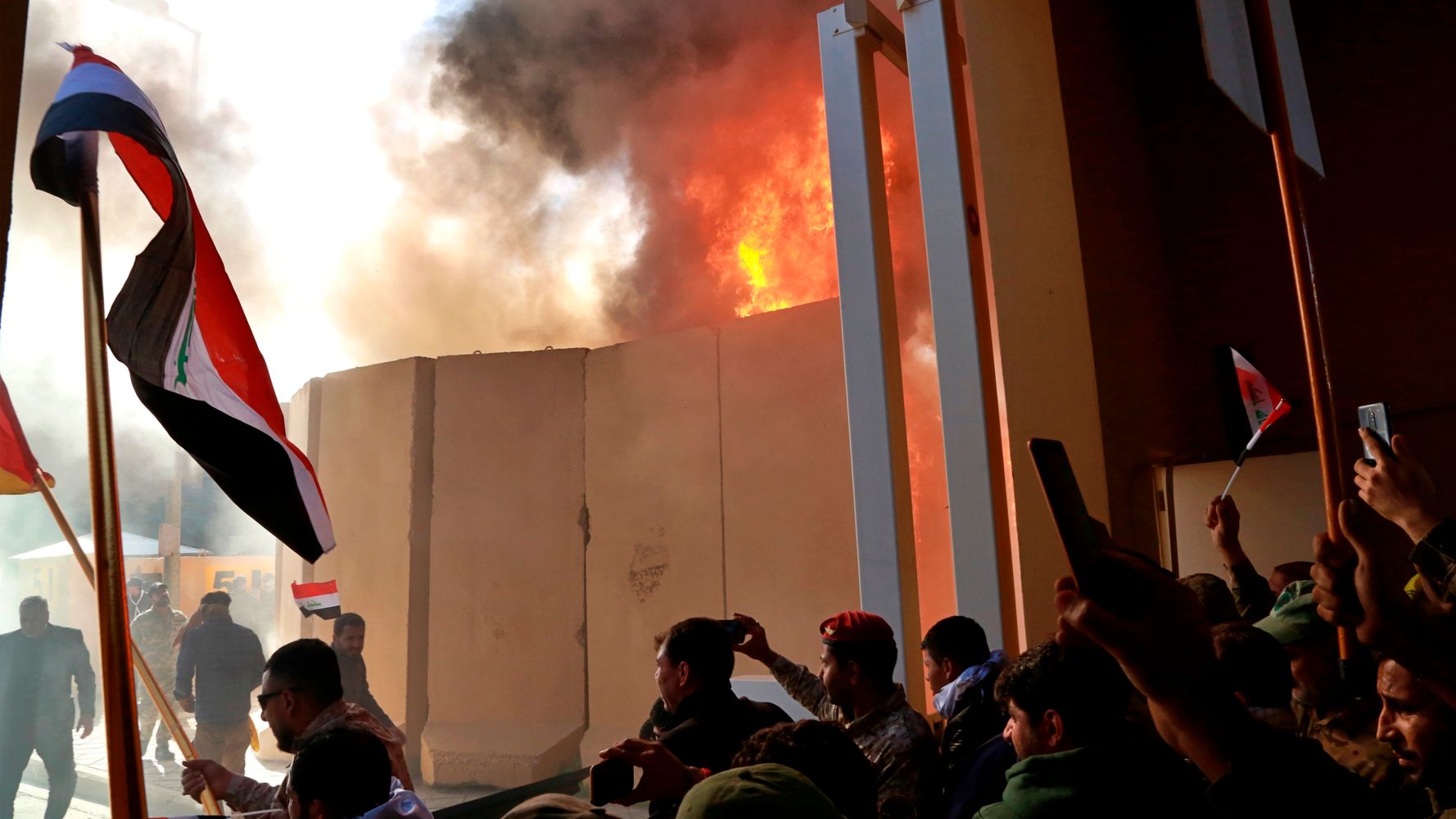 Нападение на посольство. Бенгази нападение на посольство. Нападение на посольство США В Багдаде (2019). Штурм посольства в Багдаде. Бенгази посольство США.