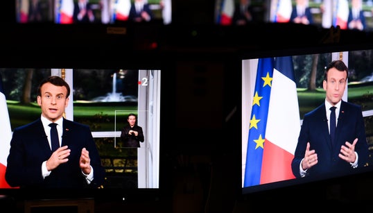 Pour ses vœux, Macron tend une main vide à ses