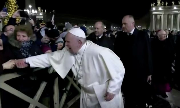 Le pape François a visiblement souffert du geste brusque d'une fidèle devant la Basilique...