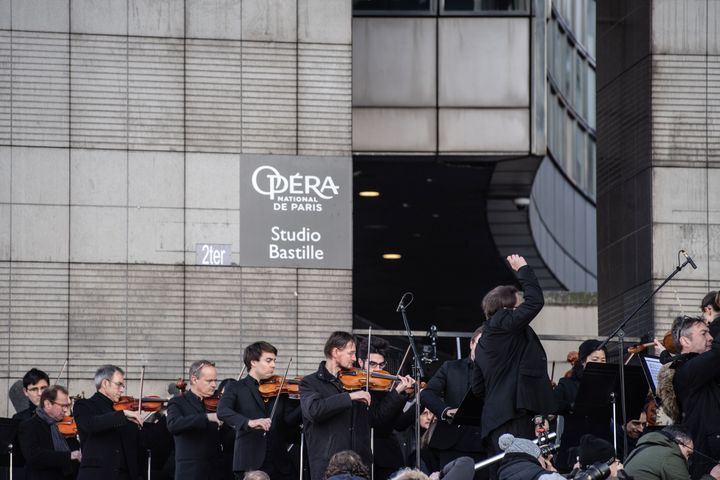 Συναυλία διαμαρτυρίας στα σκαλιά της Όπερας της Βαστίλης 