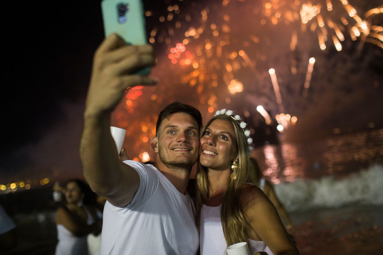 Ενα ζευγάρι φωτογραφίζεται και υποδέχεται το νέο έτος στο Ρίο ντε Τζανέιρο