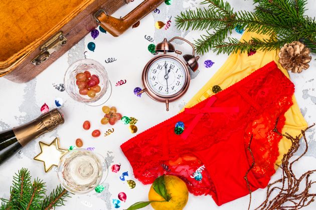 Παράξενα έθιμα της Πρωτοχρονιάς: Από τα 12 σταφύλια της τύχης μέχρι τα κόκκινα