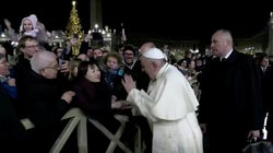 Le pape s’excuse d’avoir “perdu patience” face à une fidèle qui lui serrait le