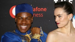 John Boyega s’écharpe avec des fans de “Star Wars” après une blague graveleuse sur