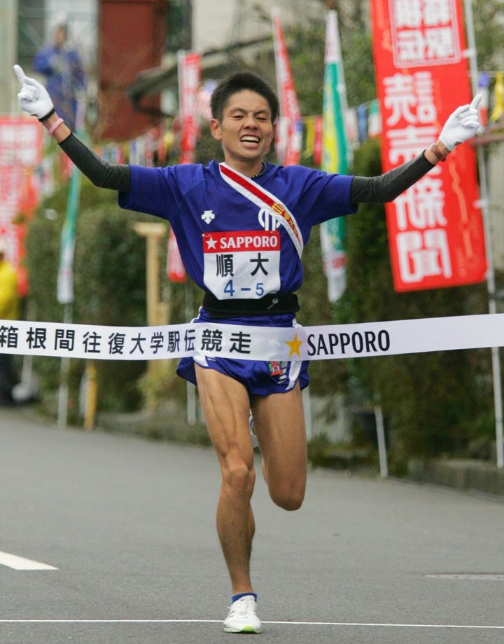 往路を1位でゴールする順天堂大学5区の今井正人選手（2007年）