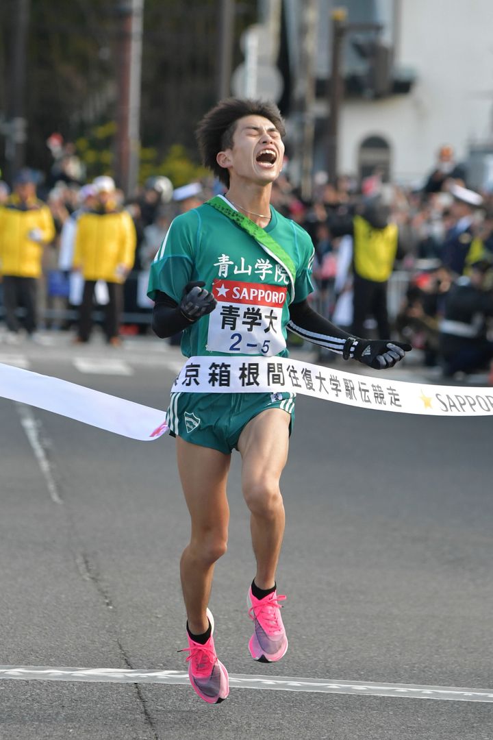 往路を1位でゴールする青山学院大の飯田貴之選手（2020年１月2日）