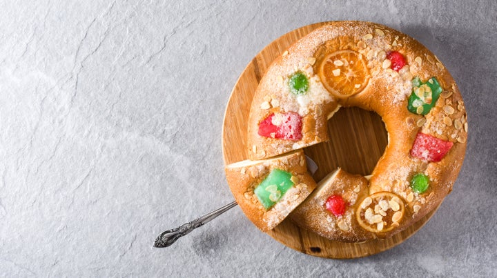 Roscón de Reyes decorado con fruta escarchada.