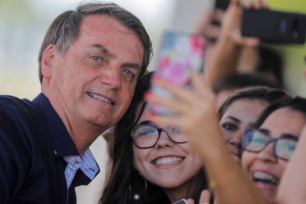 Bolsonaro com apoiadores, em frente ao Palácio da Alvorada. 