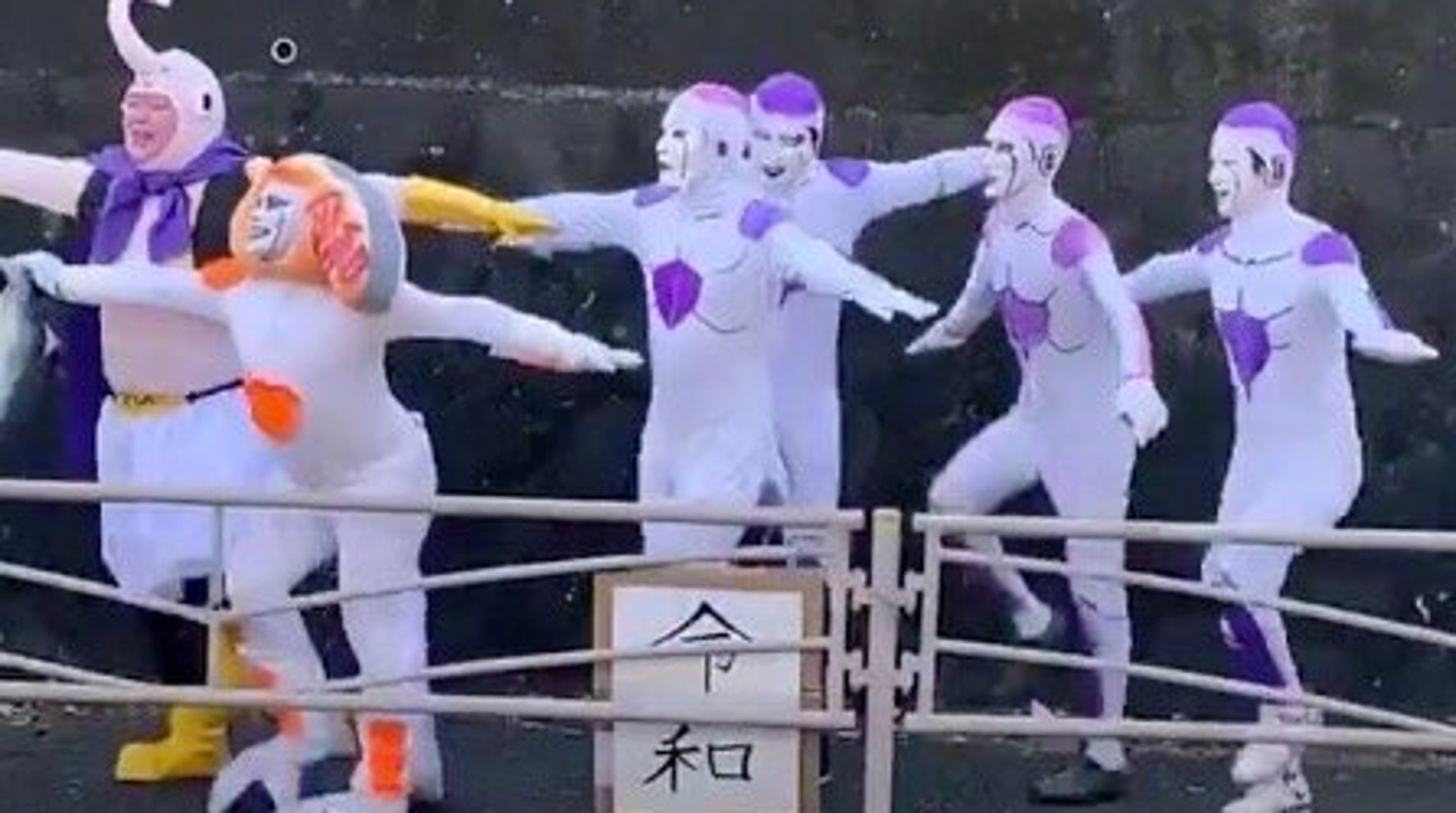 箱根駅伝に恒例のフリーザ様が降臨 パプリカ Tt兄弟 で応援ダンス ハフポスト 箱根駅伝に恒例のフリーザ様が降臨 パプリカ Tt兄弟 で応援ダンス ハフポスト