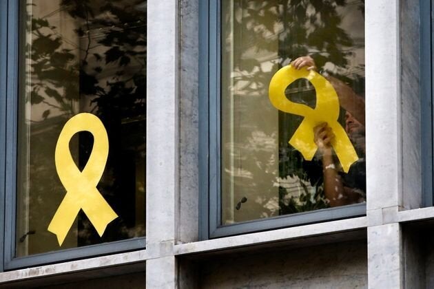 Trabajadores del Departamento de Agricultura, Ganadería, Pesca y Alimentación de la Generalitat retiran lazos amarillos.