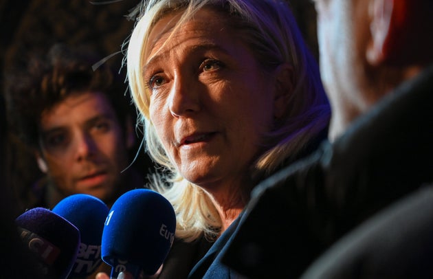 Marine Le Pen sur le marché de Noël d'Hénin-Beaumont le 11