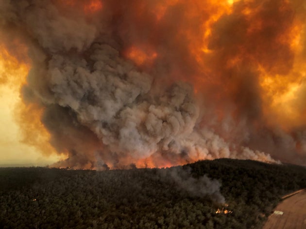 Incendios forestales en Bairnsdale, Victoria, Australia, 30 de diciembre de 2019 en esta foto obtenida de las redes sociales. FotografÃa tomada el 30 de diciembre de 2019. Crédito obligatorio GLEN MOREY/via REUTERS