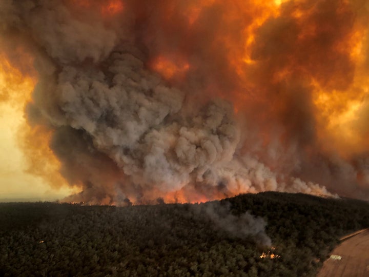 Incendios forestales en Bairnsdale, Victoria, Australia, 30 de diciembre de 2019 en esta foto obtenida de las redes sociales. FotografÃa tomada el 30 de diciembre de 2019. CrÃ©dito obligatorio GLEN MOREY/via REUTERS