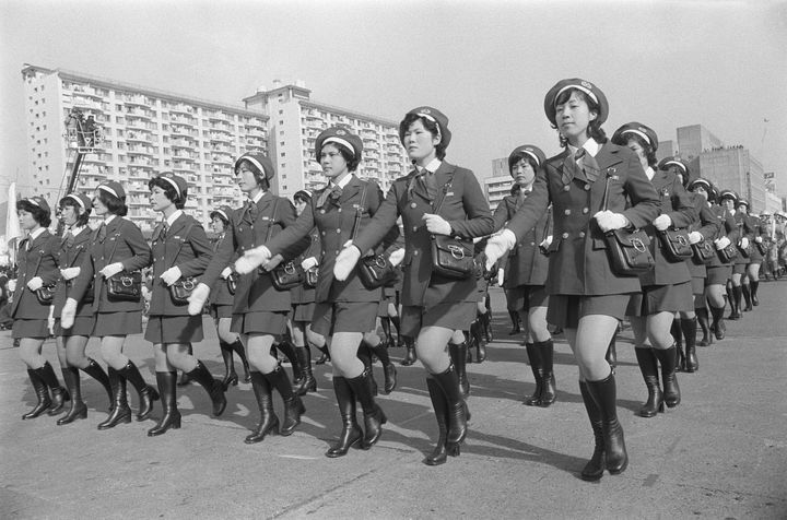 東京消防庁の出初め式で分列行進する初参加の女性消防官（東京・中央区の晴海中央通り）