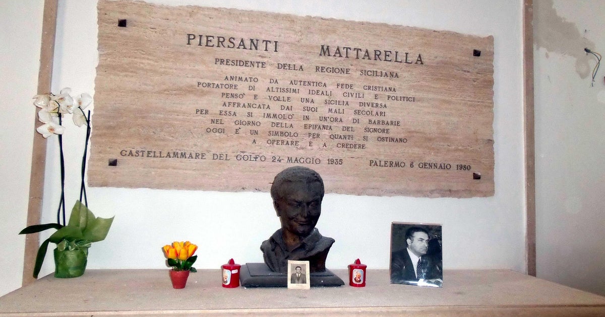 Sergio Mattarella Al Cimitero Per Ricordare Il Fratello Piersanti Ucciso Dalla Mafia L Huffpost