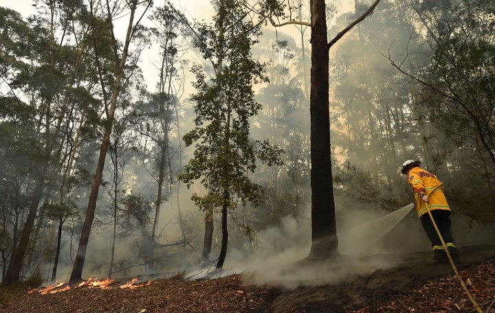 A firefighter tackles a bushfire south of Nowra on January 5, 2020. - Australians on January 5 counted the cost from a day of catastrophic bushfires that caused "extensive damage" across swathes of the country and took the death toll from the long-running crisis to 24. 