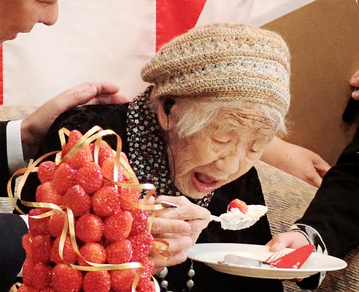 116세 생일에 케이크를 먹고 있는 다나카씨