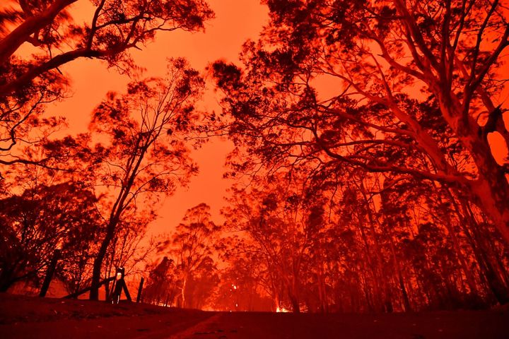 12月31日、ニューサウスウェールズ州ナウラ周辺では、山火事の影響で空が赤く染まった。