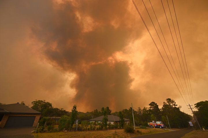 12月21日、シドニー南西部で撮影された写真。煙が空を埋め尽くした。