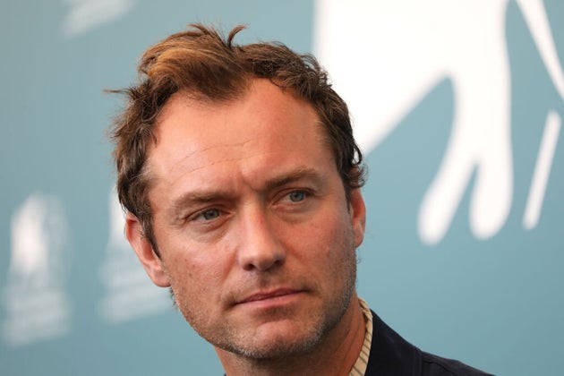 Jude Law Non Mi Importa Piu Di Diventare Calvo Ho 47 Anni E Dicono Io Sia Follemente Attraente L Huffpost