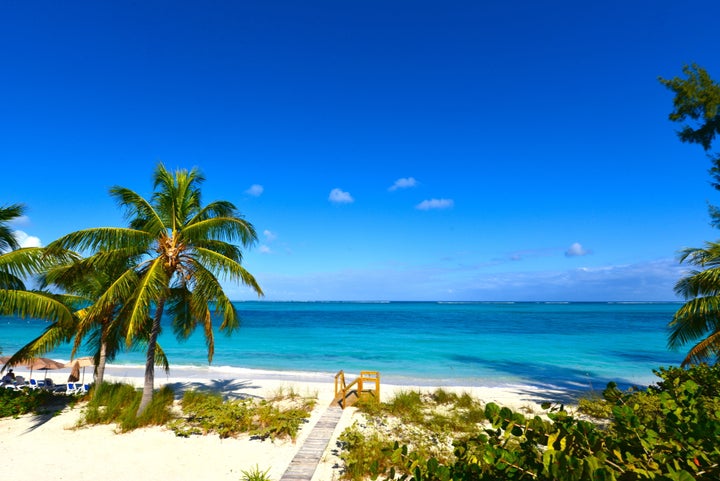 La plage de Grace Bay dans les Îles Turques-et-Caïques pourrait-elle un jour devenir la plus belle plage du Canada?