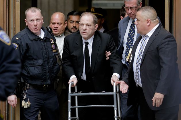 O ex-magnata do entretenimento, Harvey Weinstein, pálido e abatido, na saída da Suprema Corte de Manhattan, em Nova York, nos Estados Unidos. 