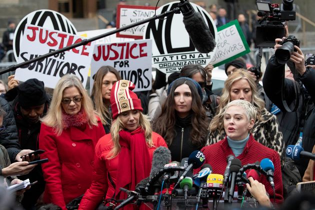 A Rose McGowan em discurso durante protesto na frente da Suprema Corte de Manhattan, em Nova York, nos Estados Unidos.