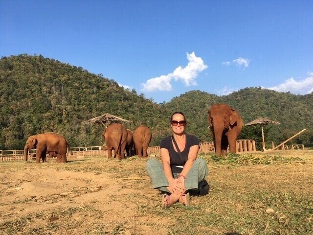 Tamara Fletcher colaborando como voluntaria en el Elephant Nature Park.