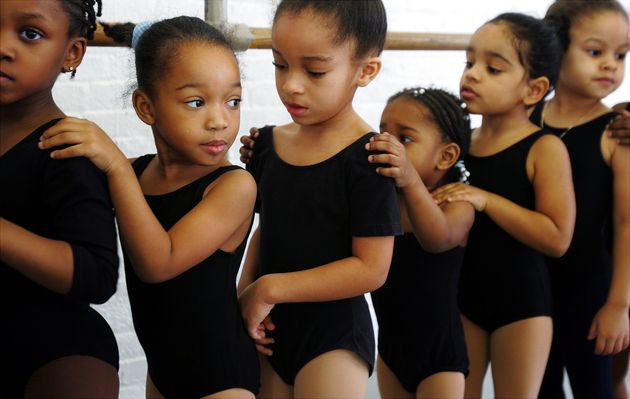 Meninas bailarinas durante aula do DTH, a companhia de dança do Harlem, em Nova