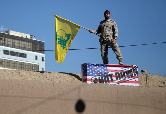 Guarda iraniano com a bandeira do Hezbollah (um dos grupos, também chamados de proxies, financiados...