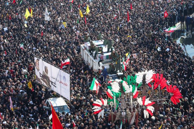 Multidão acompanha o funeral de Soleimani, em Teerã, no