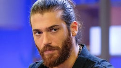 Can Yaman se corta el pelo y se afeita... y parece Pedro