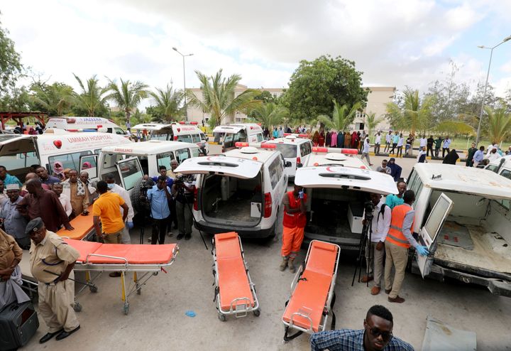 Ασθενοφόρα στο σημείο εκδήλωσης της βομβιστικής επίθεσης που σημειώθηκε στη Σομαλία στις 28 Δεκεμβρίου στοιχίζοντας τη ζωή σε τουλάχιστον 90 ανθρώπους.