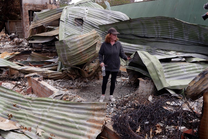 To σπίτι της εικονιζόμενης είναι ένα από τα 2.000 σπίτια που κάηκαν την Τρίτη 7 Ιανουαρίου. 