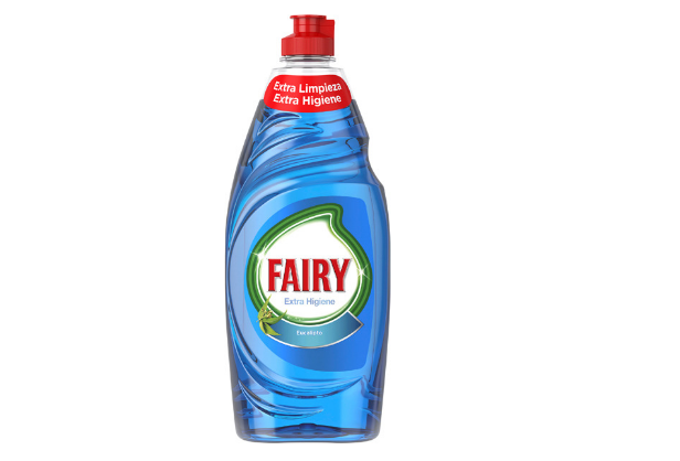 Una botella del detergente de lavado a mano Fairy Extra Higiene Eucalipto.