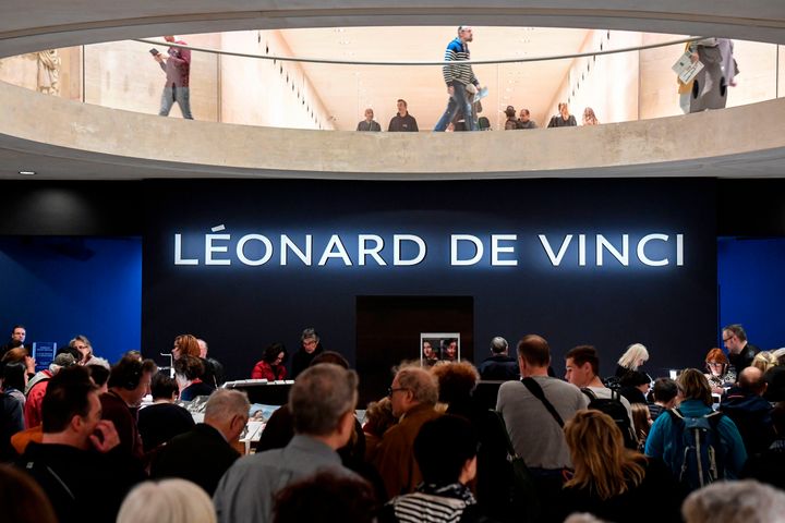 Επισκέπτες του Λούβρου αγοράζουν σουβενίρ στο πωλητήριο του Μουσείου μετά την περιήγησή τους στην έκθεση «Leonardo da Vinci» που πραγματοποιείται εκεί. Ο Λεονάρντο Ντα Βίντσι είναι ο σταρ μιας μεγάλης αναδρομικής έκθεσης του Μουσείου με αφορμή τα 500 χρόνια από το θάνατο του κορυφαίου δημιουργού της Αναγένησης. 