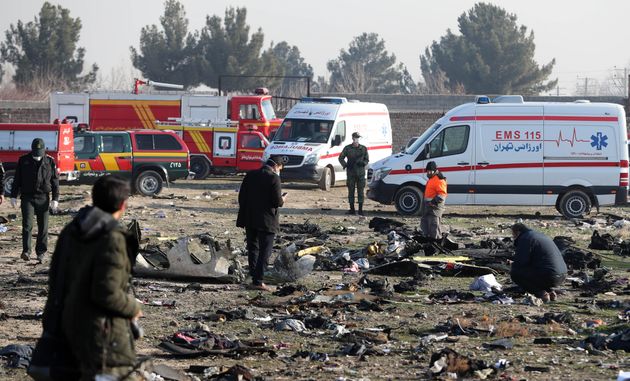 Equipes de resgate atuam na área próxima ao aeroporto Imam Khomeini, em Teerã, onde caiu avião.