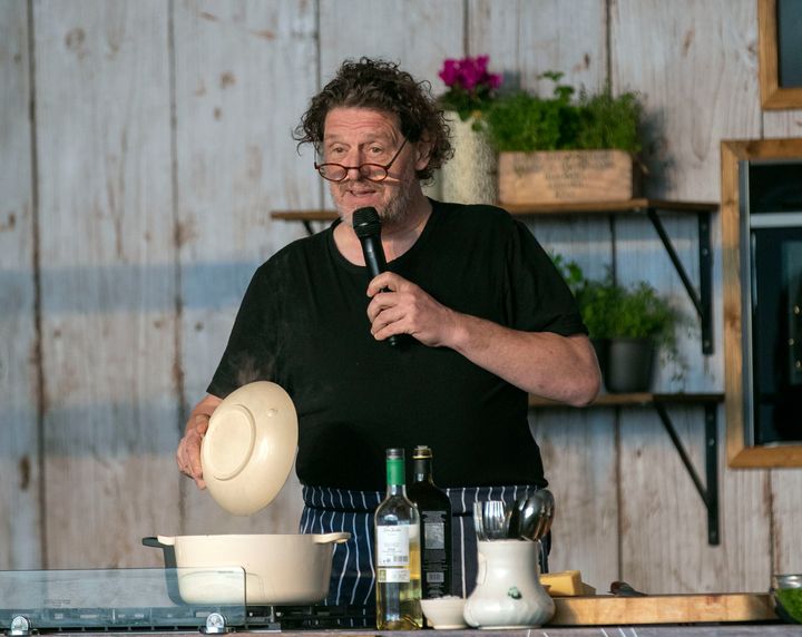 Ο Μάρκο Πιερ Γουάιτ μαγειρεύει ένα ριζότο κατά τη διάρκεια Φεστιβάλ στο Οξφορντσάιρ της Μεγάλης Βρετανίας. 