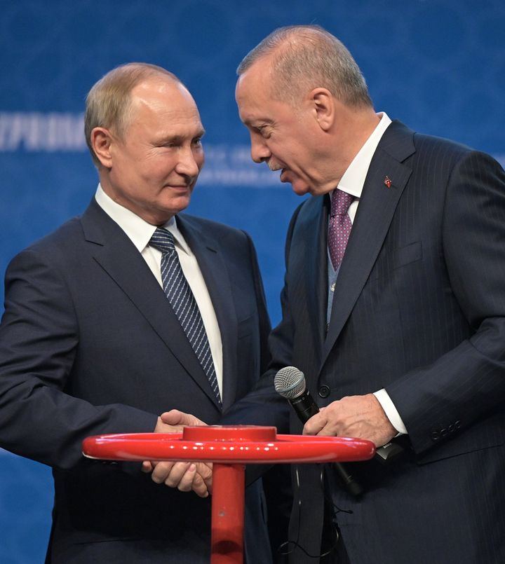 O Ρώσος πρόεδρος Βλαντιμίρ Πούτιν ανταλλάσσει χειραψία με τον Τούρκο ομόλογό του Ταγίπ Ερντογάν, κατά την τελετή παρουσίασης του αγωγού TurkStream στην Κωνσταντινούπολη, στις 8 Ιανουαρίου 2020. Sputnik/Alexei Druzhinin/Kremlin via REUTERS ATTENTION EDITORS - THIS IMAGE WAS PROVIDED BY A THIRD PARTY.