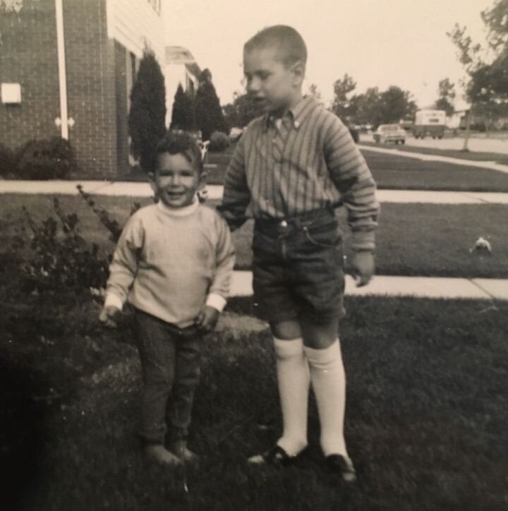 Stern (à droite) et son frère Lee (à gauche) devant leur maison d'enfance à Livonia, Michigan, en 1968.