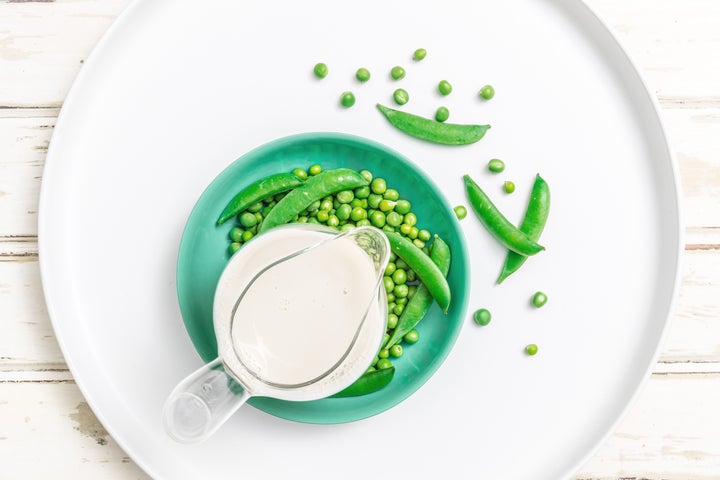 O leite de ervilha não adoçado é baixo em calorias, rico em proteínas e contém pouca ou nenhuma gordura saturada.