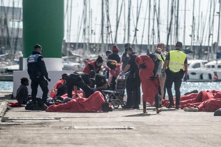 Efectivos de Salvamento Marítimo, Cruz Roja, la Policía y otros servicios de emergencia atienden a las 43 personas rescatadas en la patera de ayer.