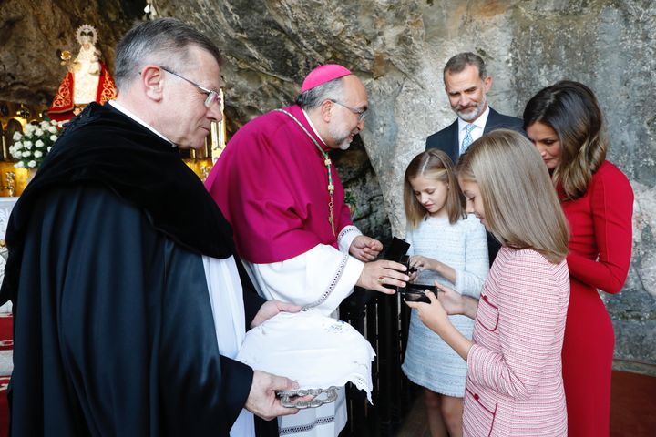El arzobispo, con los reyes y sus hijas, en Covadonga, en 2018. 